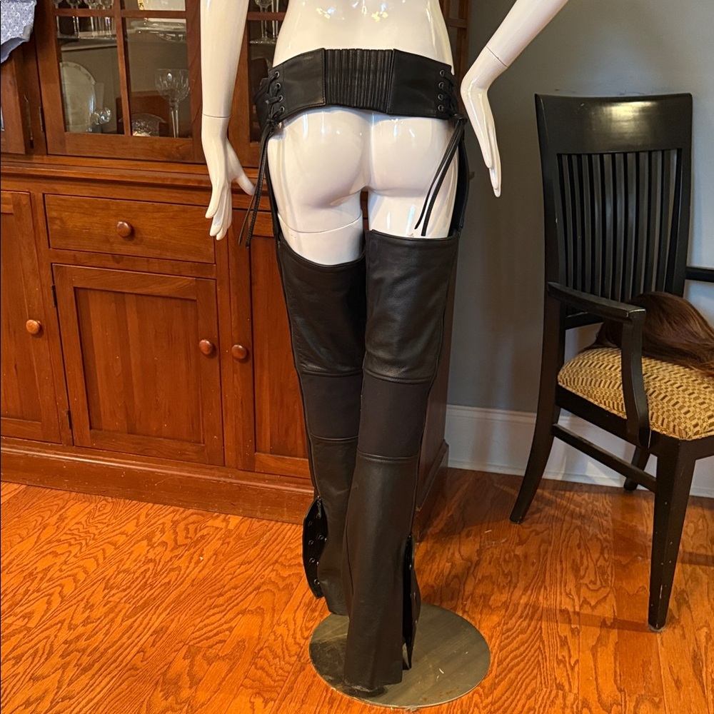 HARLEY-DAVIDSON® WOMEN’S DELUXE II LEATHER CHAPS - Picture 5 of 8